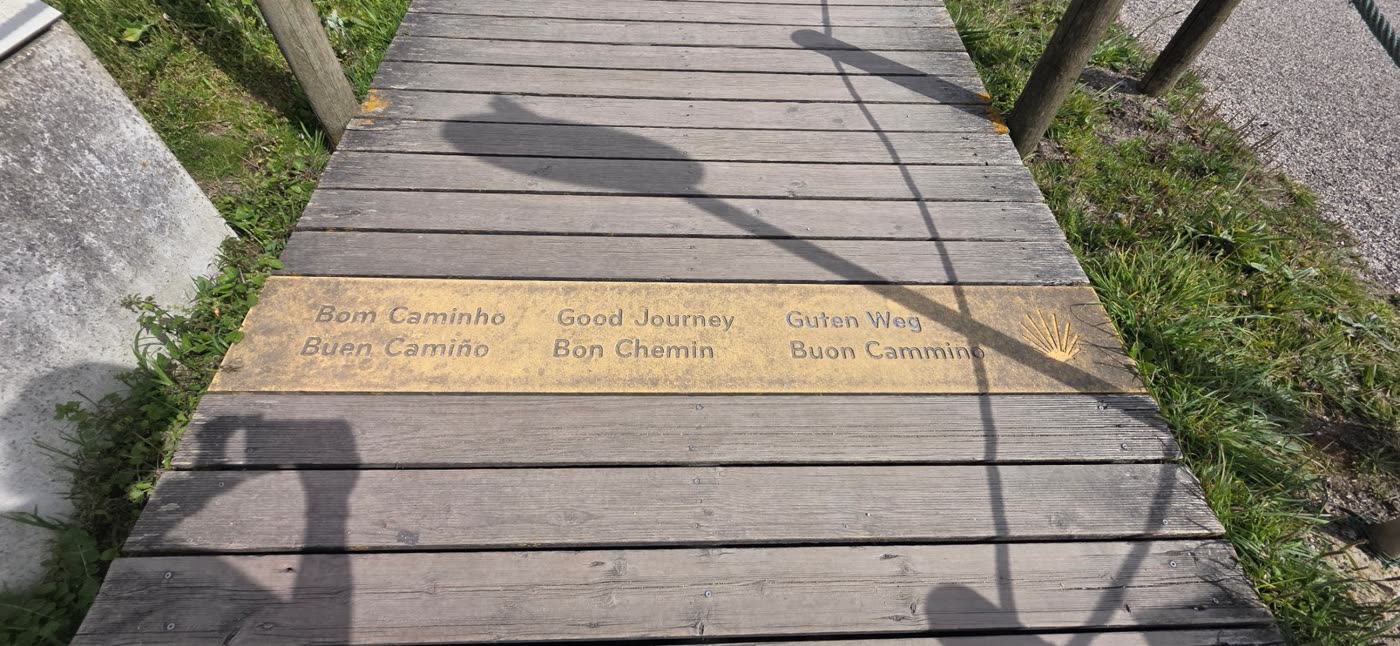 Boardwalk plaque reading Bom Caminho in six languages